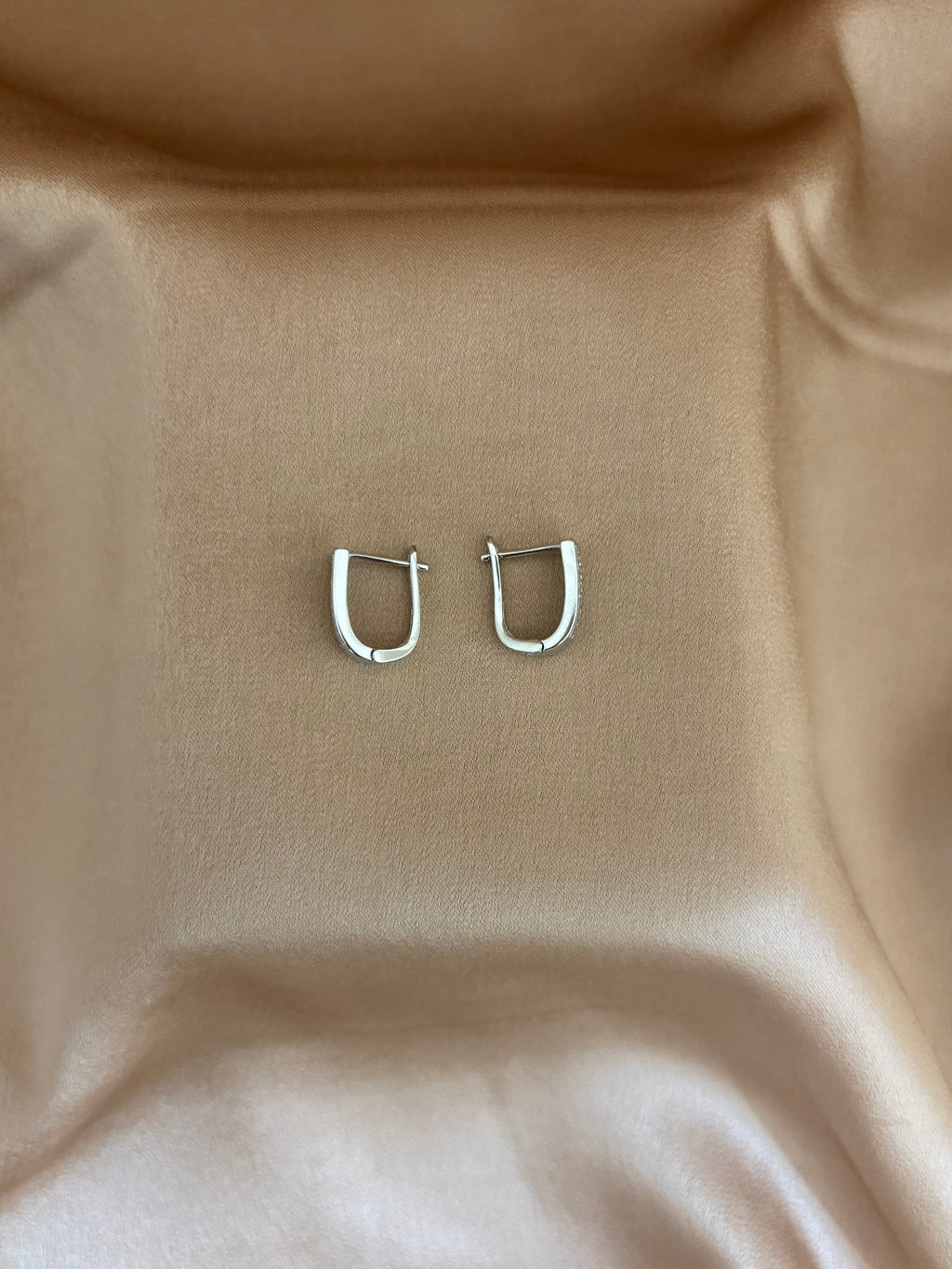 Cubic Lattice Hoops