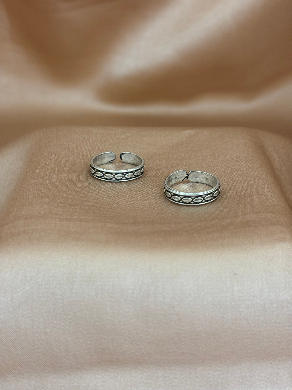 Classic Oval Patterned Silver Band Toe Rings