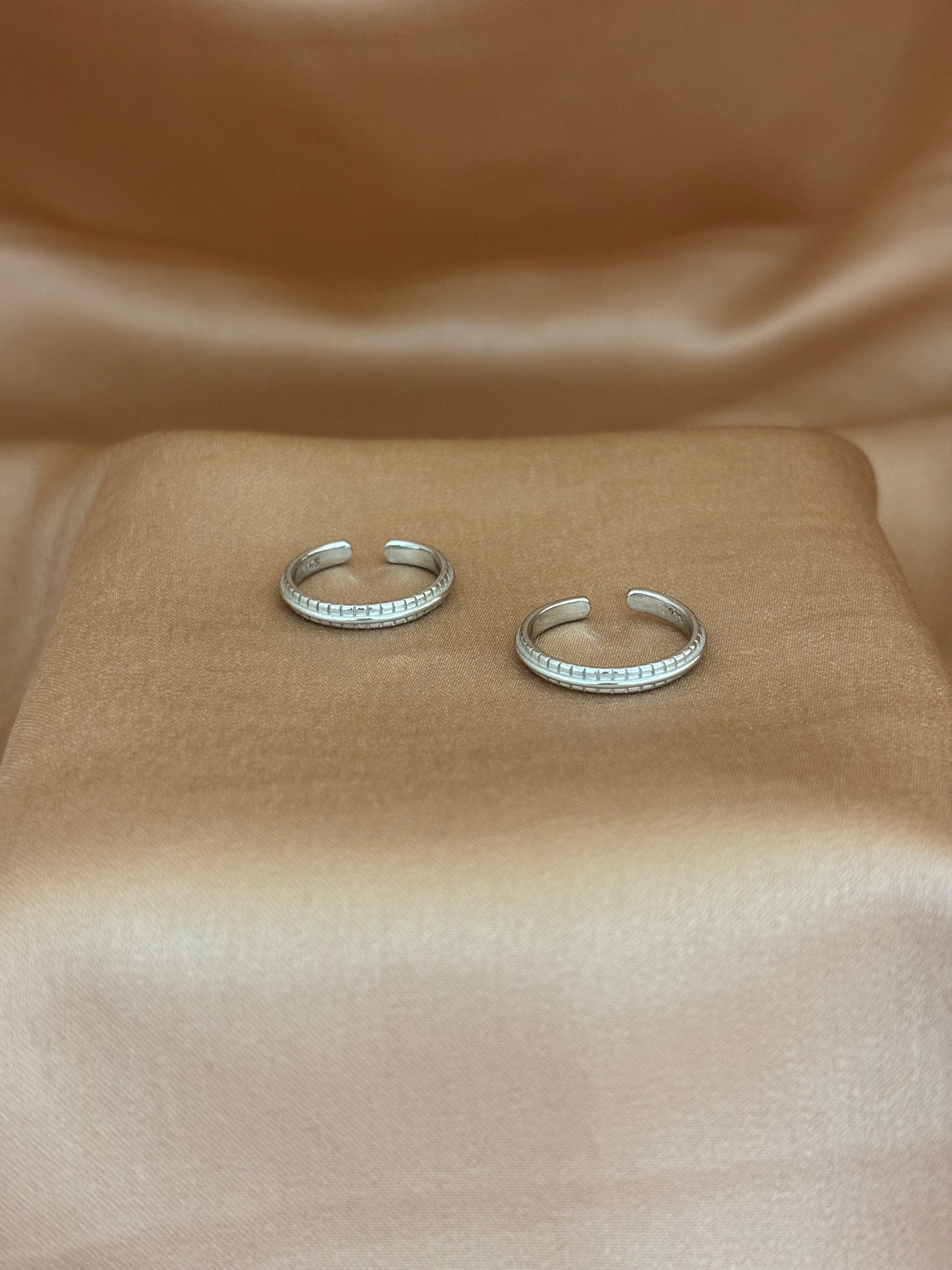 Geometric Grid Textured Silver Toe Rings