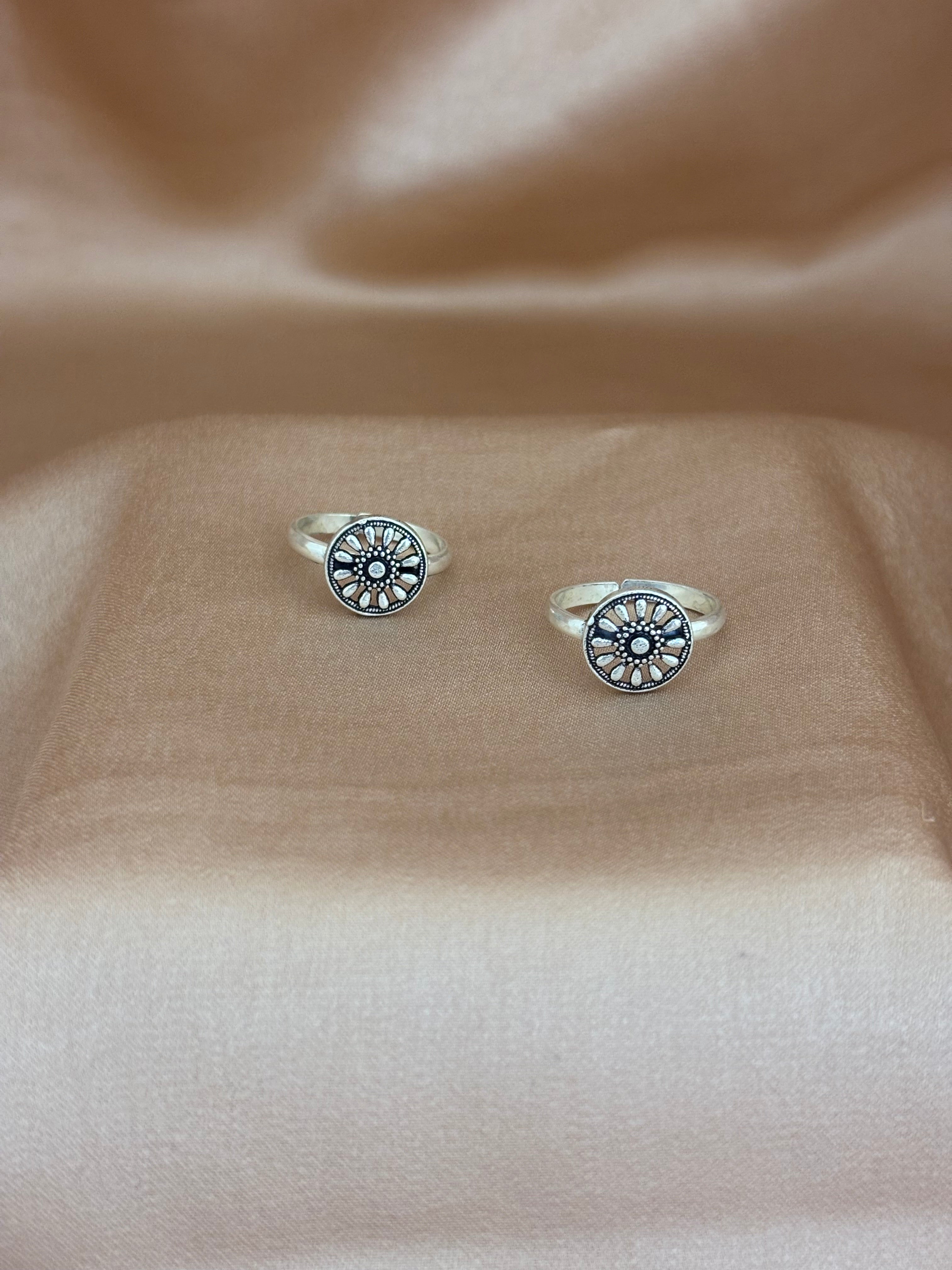 Vintage Sunburst Circular Silver Toe Rings