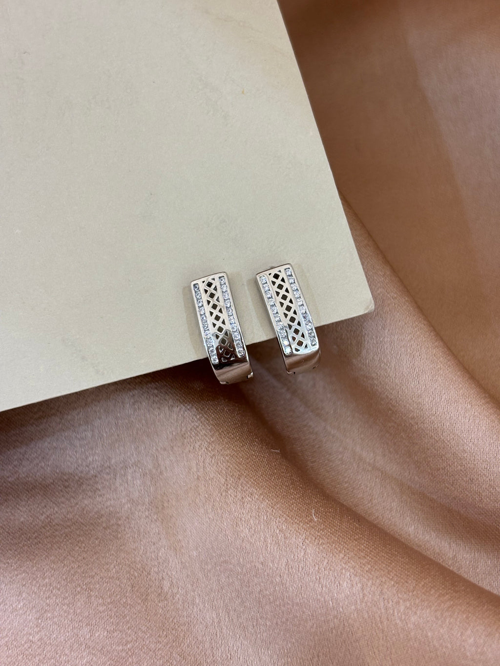 Cubic Lattice Hoops