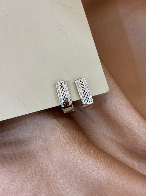 Cubic Lattice Hoops